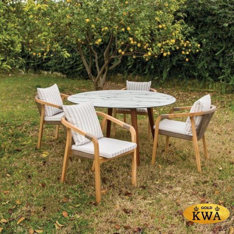 Кресло деревянное с подушками