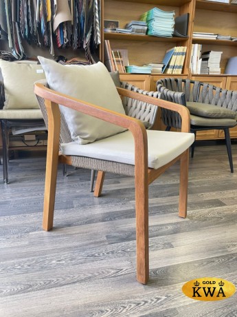 Кресло деревянное с подушками