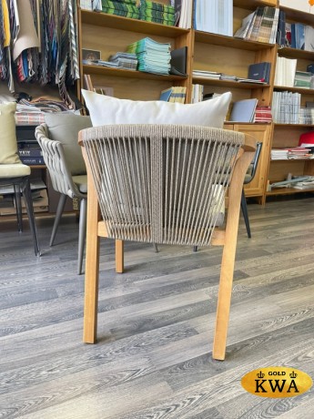 Кресло деревянное с подушками