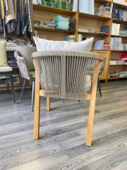 Кресло деревянное с подушками