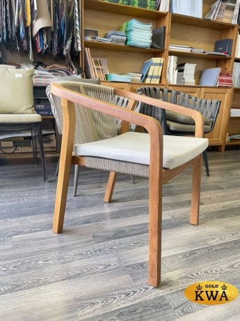 Кресло деревянное с подушками