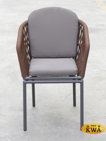 Кресло плетеное с подушками