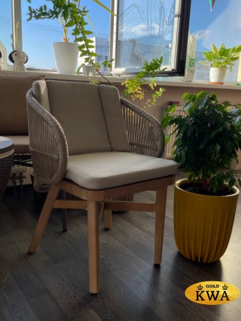 Кресло обеденное деревянное с подушками