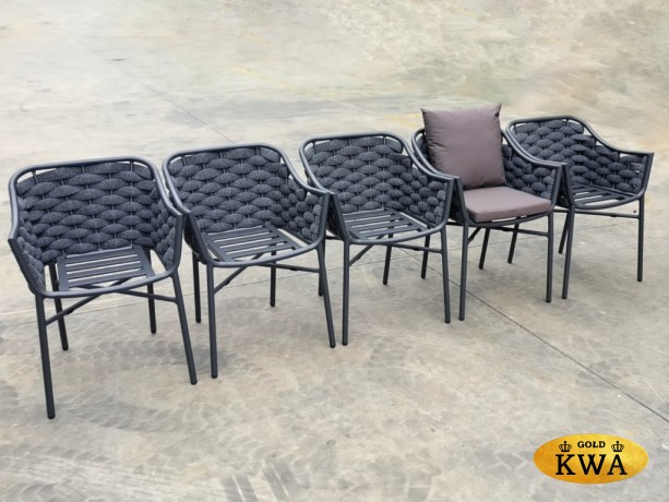 Кресло плетеное с подушками