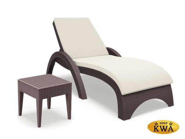 Шезлонг пластиковый