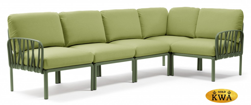 Диван пластиковый с подушками