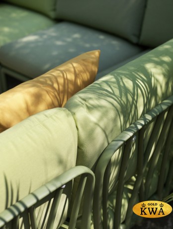 Диван пластиковый с подушками