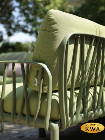 Диван пластиковый с подушками