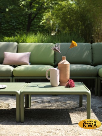 Диван пластиковый с подушками