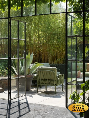 Диван пластиковый с подушками