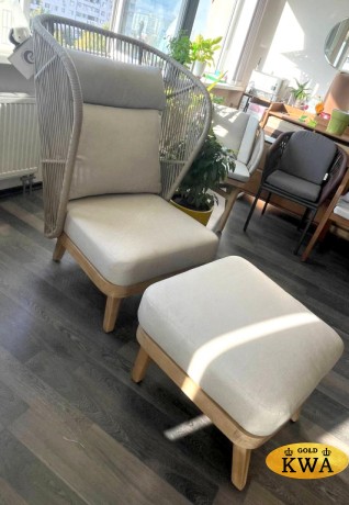 Лаунж-кресло плетеное с высокой спинкой и пуфом