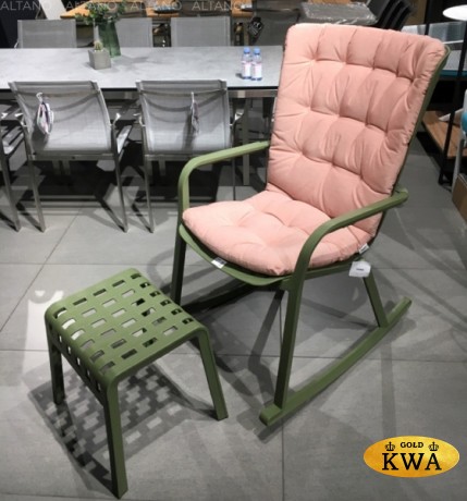 Кресло-качалка пластиковое с подушкой