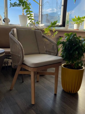 Кресло обеденное деревянное с подушками