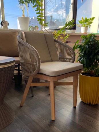 Кресло обеденное деревянное с подушками