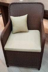 Кресло плетеное с подушками