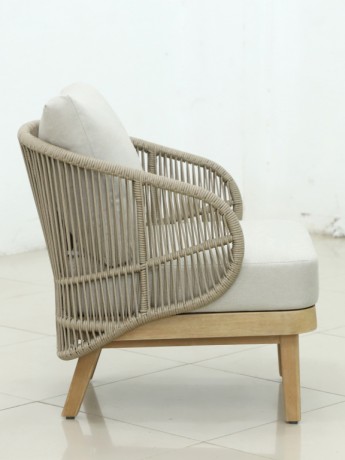 Кресло лаунж плетеное с подушками