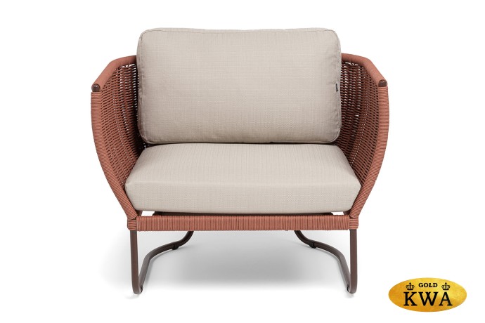 "Фиджи" кресло плетеное из роупа, каркас алюминий коричневый (RAL8016) муар, роуп красный (8372) круглый tex, ткань Mossle бежевая