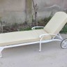 Белый шезлонг Bertha из литого алюминия