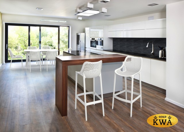 Стул пластиковый барный