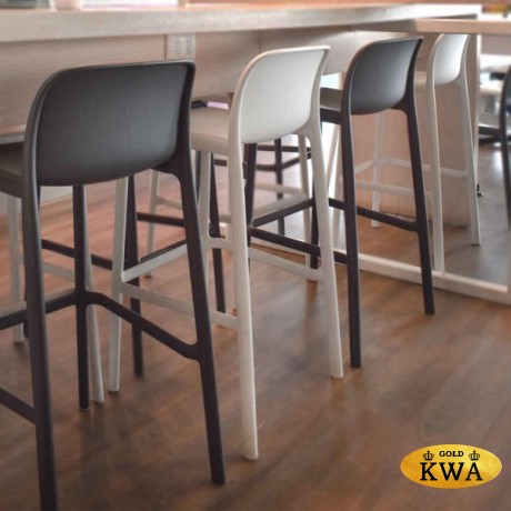 Стул пластиковый полубарный