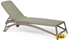 Шезлонг-лежак пластиковый