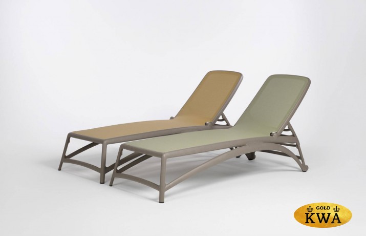 Шезлонг-лежак пластиковый