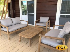 Диван деревянный двухместный с подушками