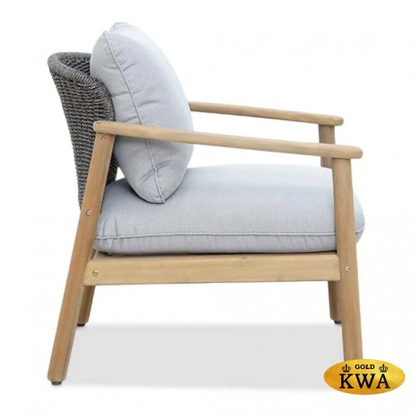 Лаунж-кресло деревянное с подушками