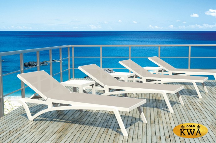 Столик пластиковый для лежака