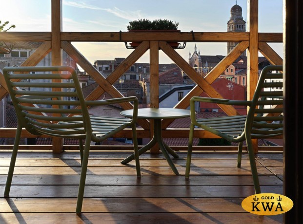 Лаунж-кресло пластиковое