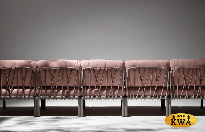 Кресло пластиковое с подушками