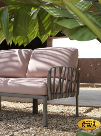 Кресло пластиковое с подушками