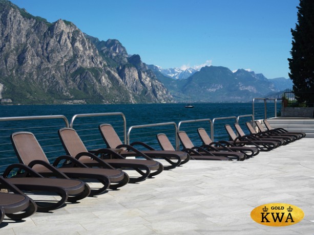 Шезлонг-лежак пластиковый Nardi Alfa