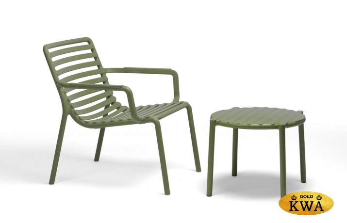 Столик пластиковый журнальный