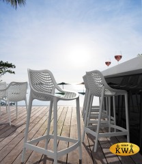 Стул пластиковый полубарный