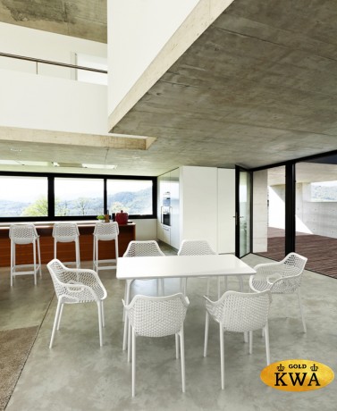 Стул пластиковый полубарный