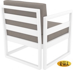 Кресло пластиковое с подушками