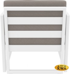 Кресло пластиковое с подушками