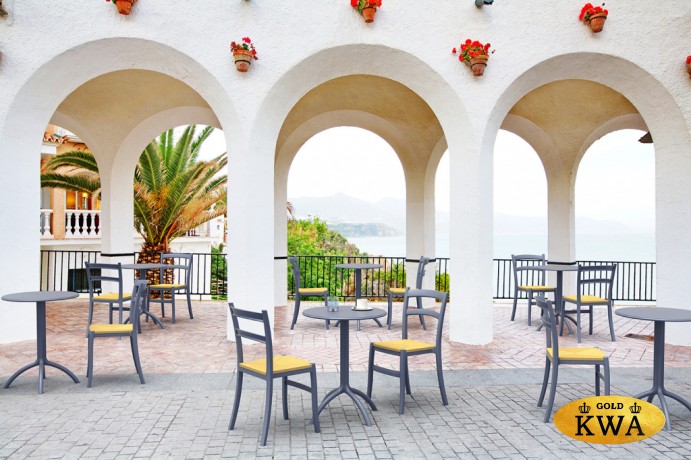 Стол пластиковый