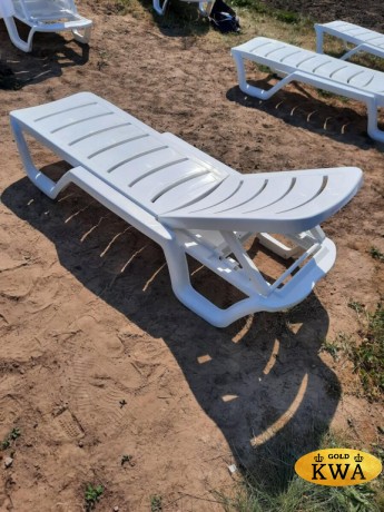 Шезлонг-лежак пластиковый