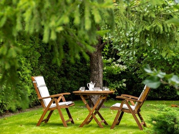 Кофейная группа из акации КАРО с высокими стульями