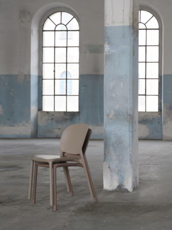 Стул пластиковый