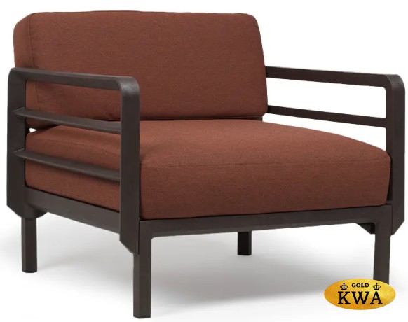 Кресло пластиковое с подушками