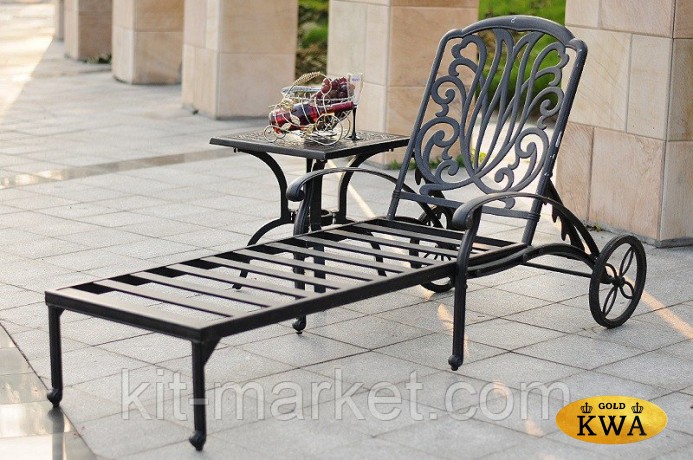 Металлический шезлонг из литого алюминия