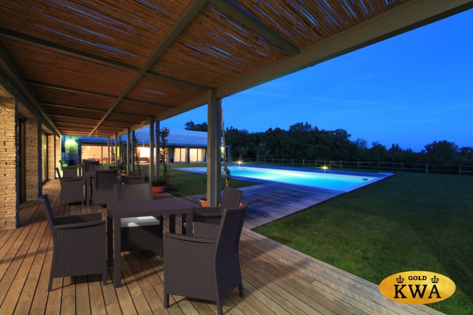 Стол пластиковый