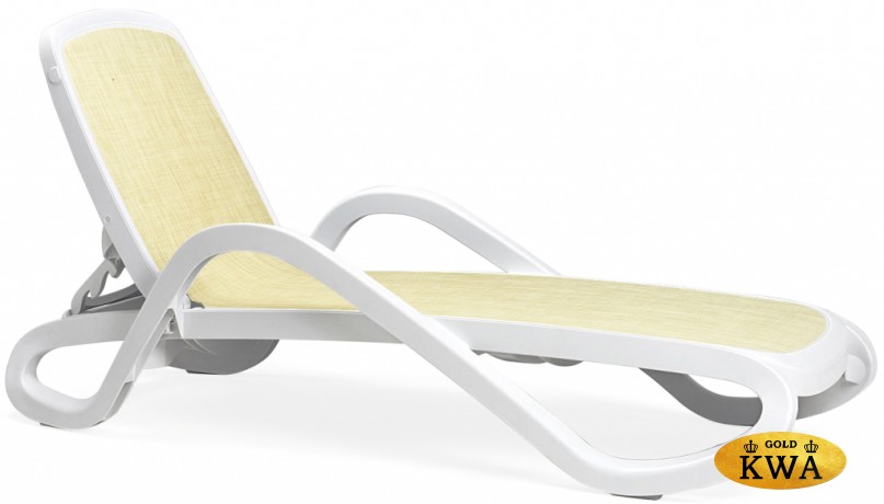 Шезлонг-лежак пластиковый