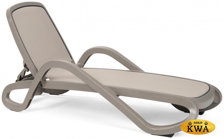 Шезлонг-лежак пластиковый