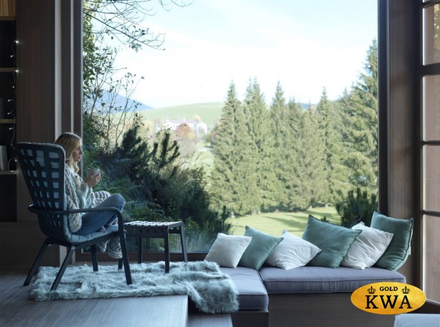 Лаунж-кресло пластиковое с подушкой