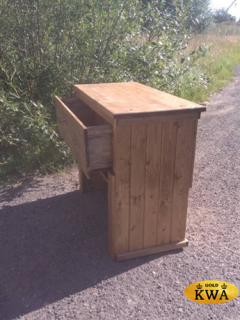 Прилавок для продавца с выдвижным ящиком и нишей для сумок покупателя