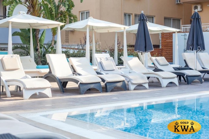 Шезлонг пластиковый с матрасом